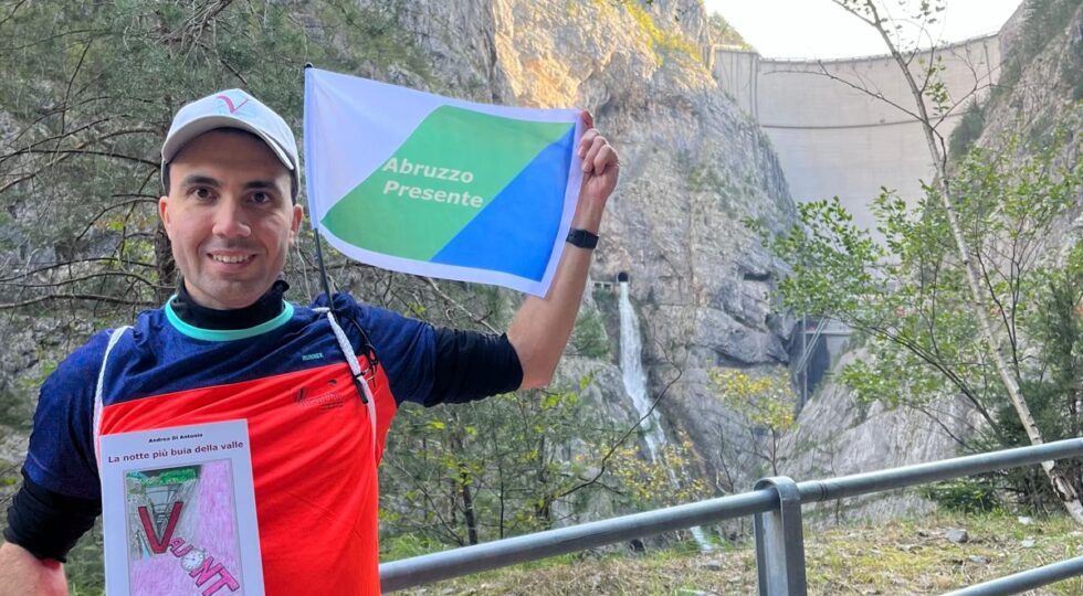 L’Abruzzo nel cuore del Vajont: teramano rinsalda il legame storico donando una medaglia commemorativa