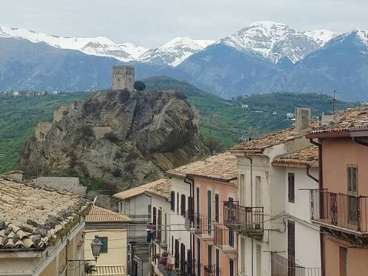 Roccascalegna, al Civico20 RistorArtGallery approda “ViaggiCondivisi, RitrattiNote&Sorrisi”