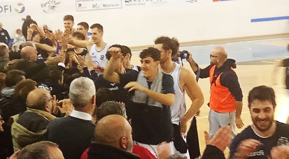Nuovo Basket Aquilano inarrestabile, travolta Viterbo 91-65. Il sogno play off continua