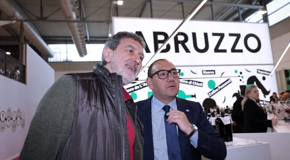 Vinitaly, Marsilio visita lo “Spazio-Abruzzo” alla fiera a Verona