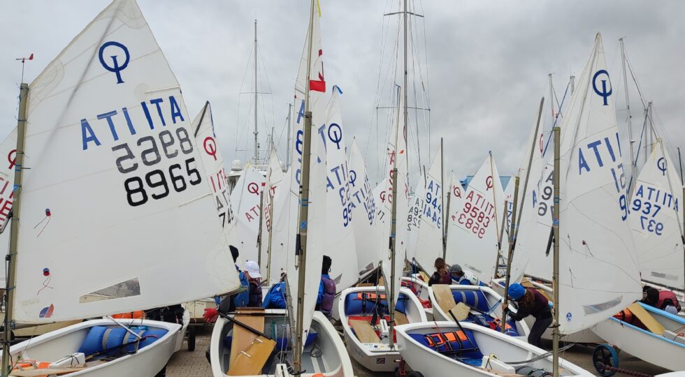 100 velisti in mare per il trofeo Optisud 2025