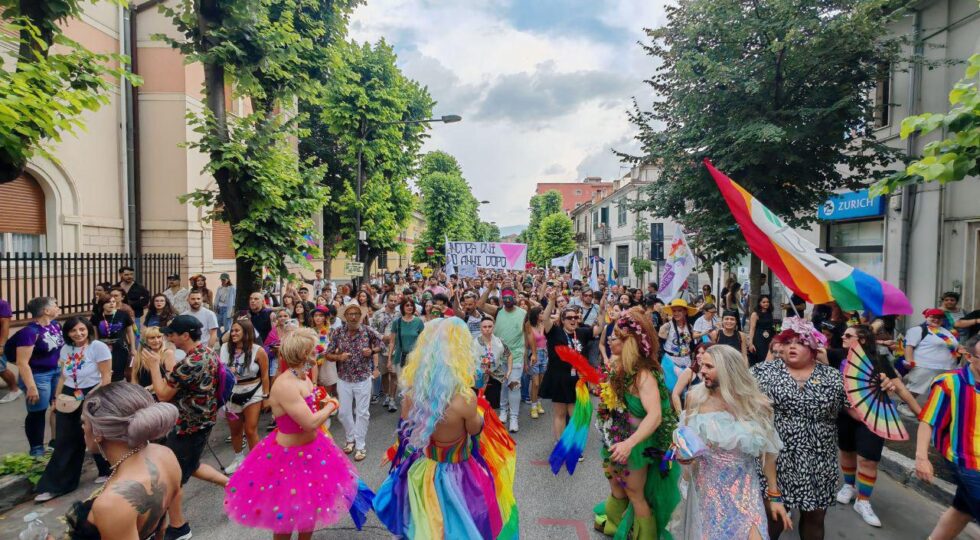 Abruzzo Pride 2025: Rivoltorse conquista la Marsica. Oltre 1.300 persone in corteo nella Marsica