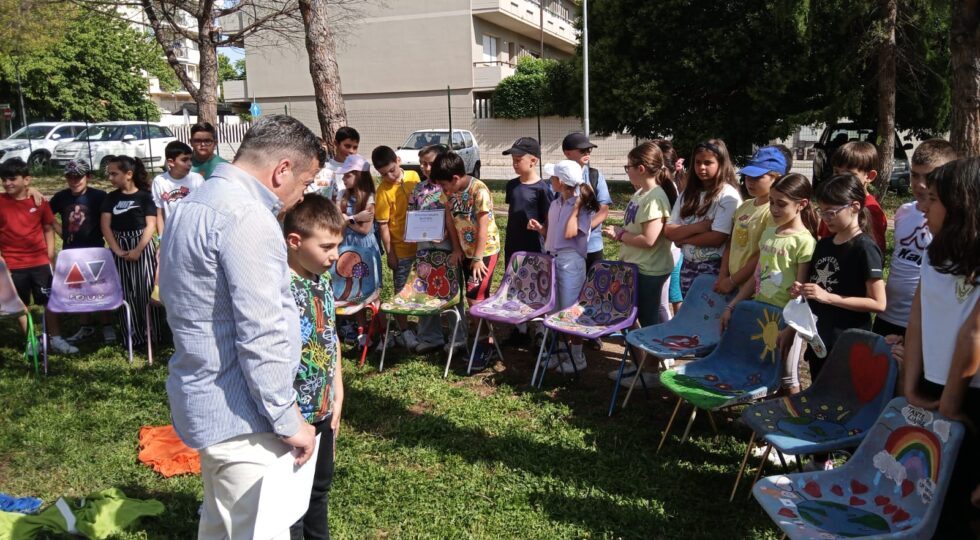 Spoltore, gli alunni recuperano e decorano 18 sedie per il parco