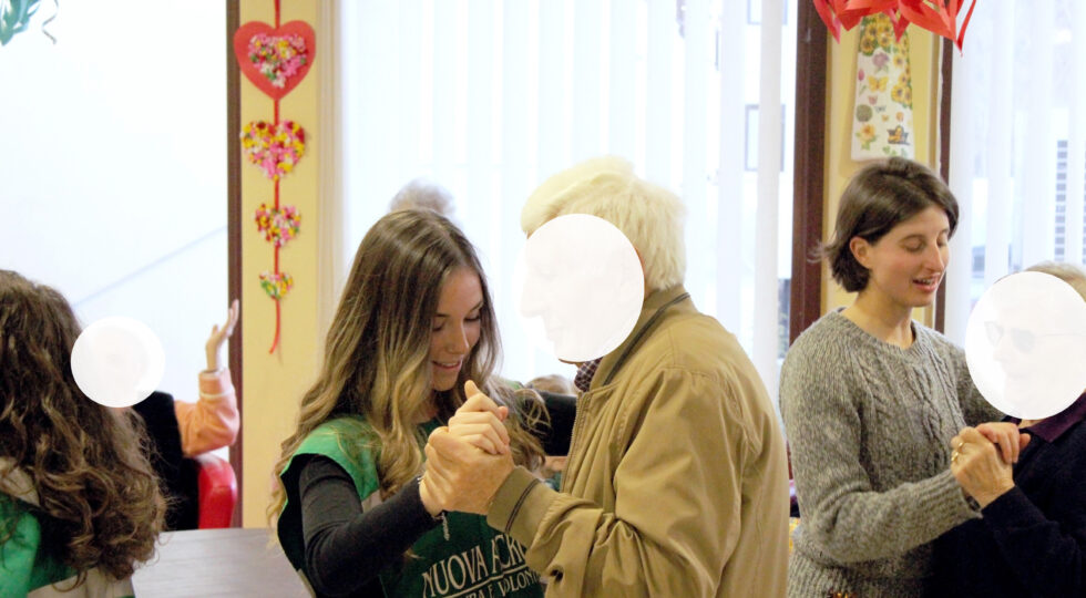 L’Aquila, canti popolari e racconti in un pomeriggio con gli anziani all’Ex-Onpi