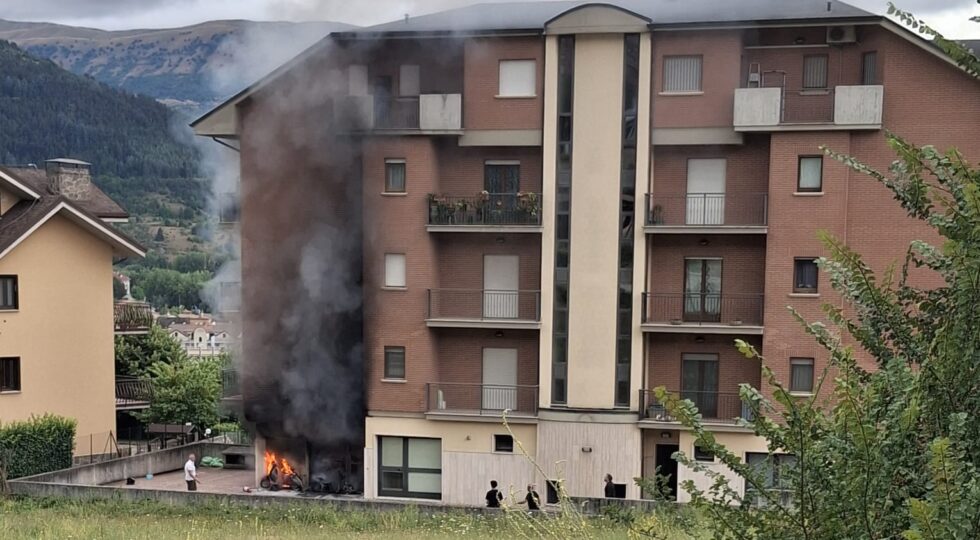 L’Aquila, incendio sotto una palazzina a Pettino: scooter in fiamme