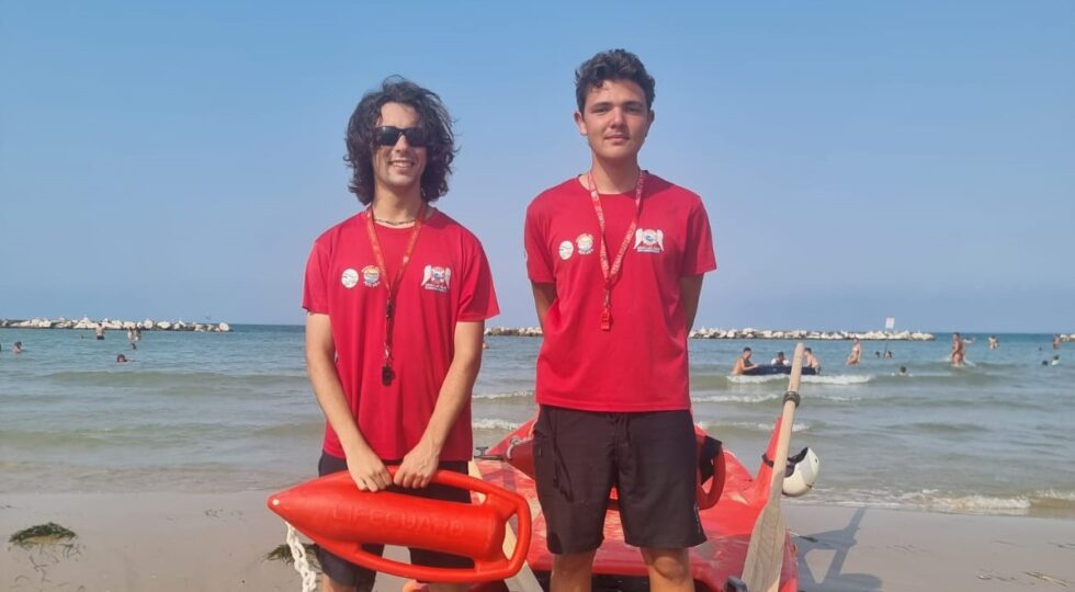 Turisti indiani in pericolo soccorsi dagli Angeli del Mare: salvataggio a San Salvo