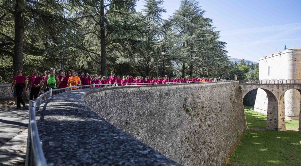 Cardio Camminata con Jill Cooper, un’esplosione di energia e colori ha animato L’Aquila