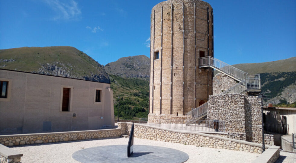Aielli, la Torre delle Stelle chiude per restauro: attività al Planetario e all’aperto