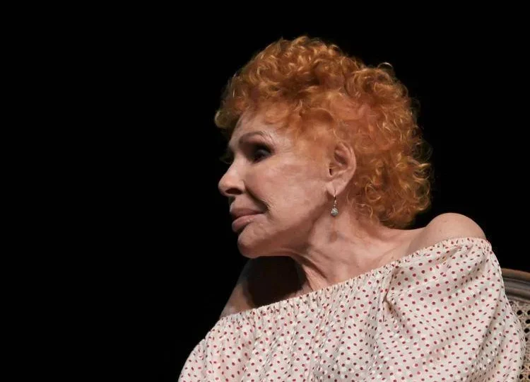 Addio a Ornella Vanoni: il gesto di Gino Paoli, un cuore di rose gialle