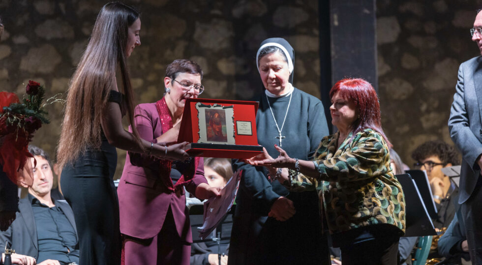 Concerto di fine anno Città di Avezzano 2025: Premio Gianncarli a suor Carla Venditti