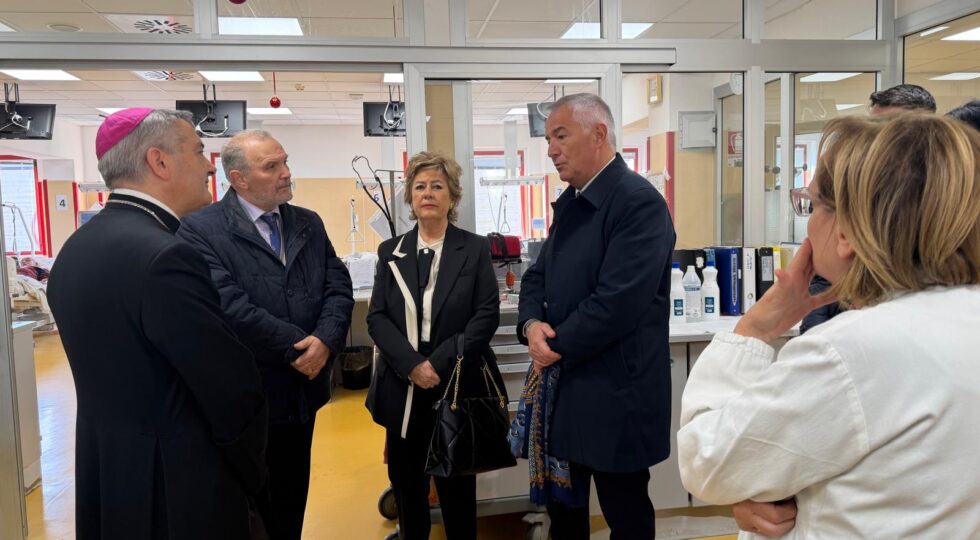L’Aquila, visita in ospedale dell’arcivescovo D’Angelo per gli auguri di Natale