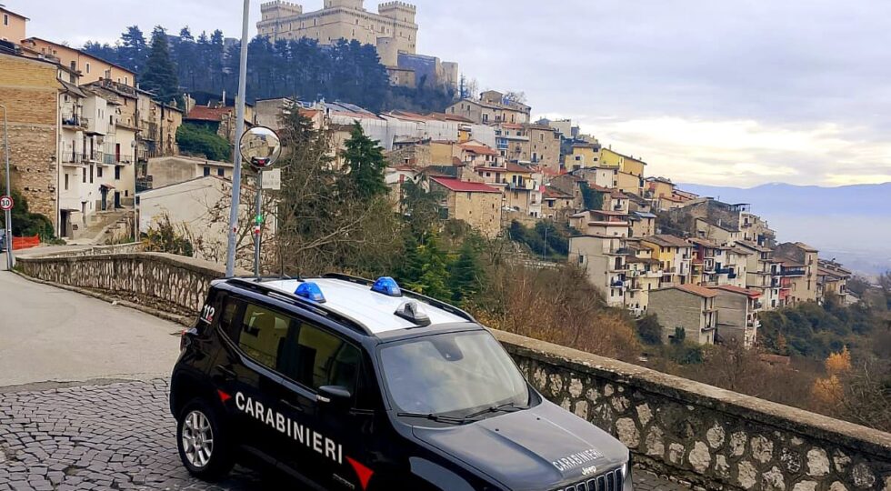 Celano, nasconde droga e denaro in auto e in casa: arrestato dai Carabinieri