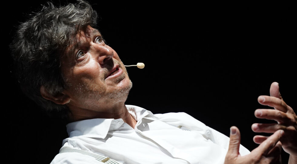 Risate e riflessioni con Michele La Ginestra: lo spettacolo “M’accompagno da me” approda a Lama dei Peligni