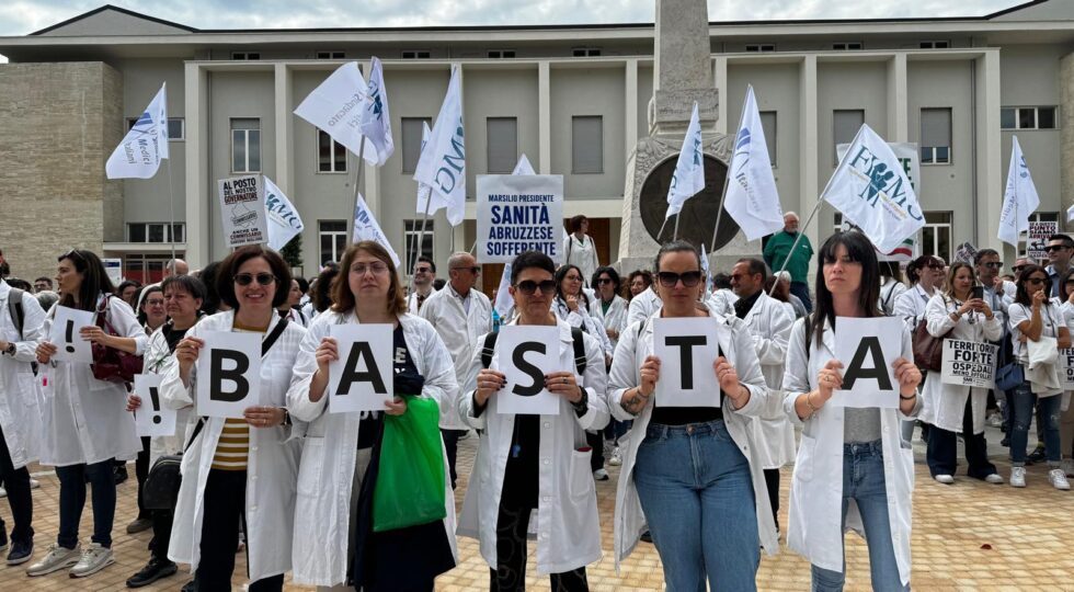 Centinaia di medici di base manifestano davanti alla Regione Abruzzo: “La sanità territoriale è al collasso”