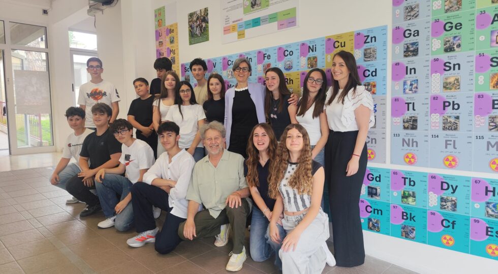 Dall’aula al corridoio: gli studenti dell’Alessandrini realizzano una gigantesca Tavola Periodica