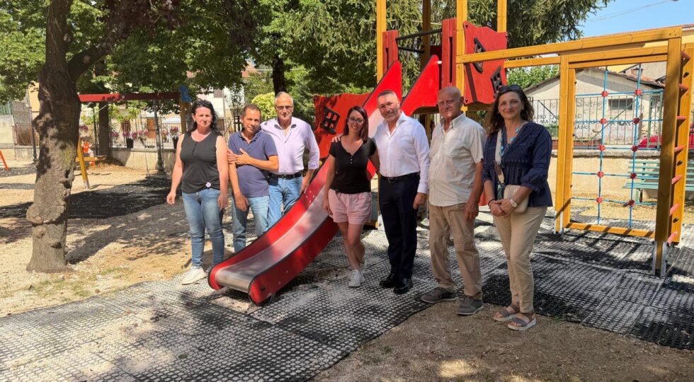 Villa San Sebastiano, inaugurato il parco giochi rinnovato: nuovi spazi per i bambini