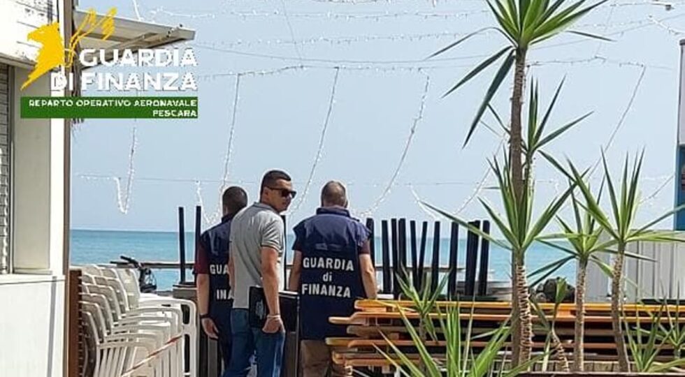 Silvi Marina, scoperti cinque lavoratori in nero in uno stabilimento balneare