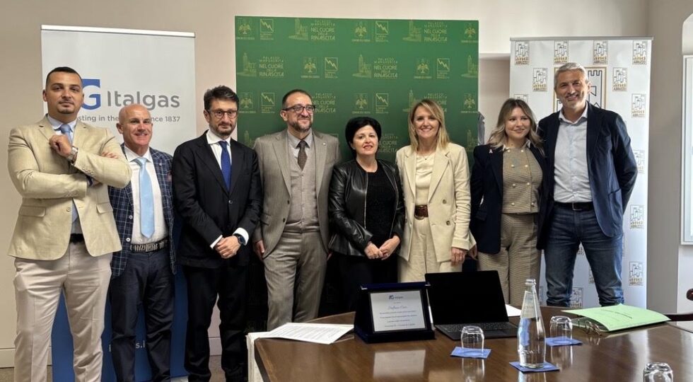 L’Aquila, Italgas dona 270 computer a scuole e Comuni